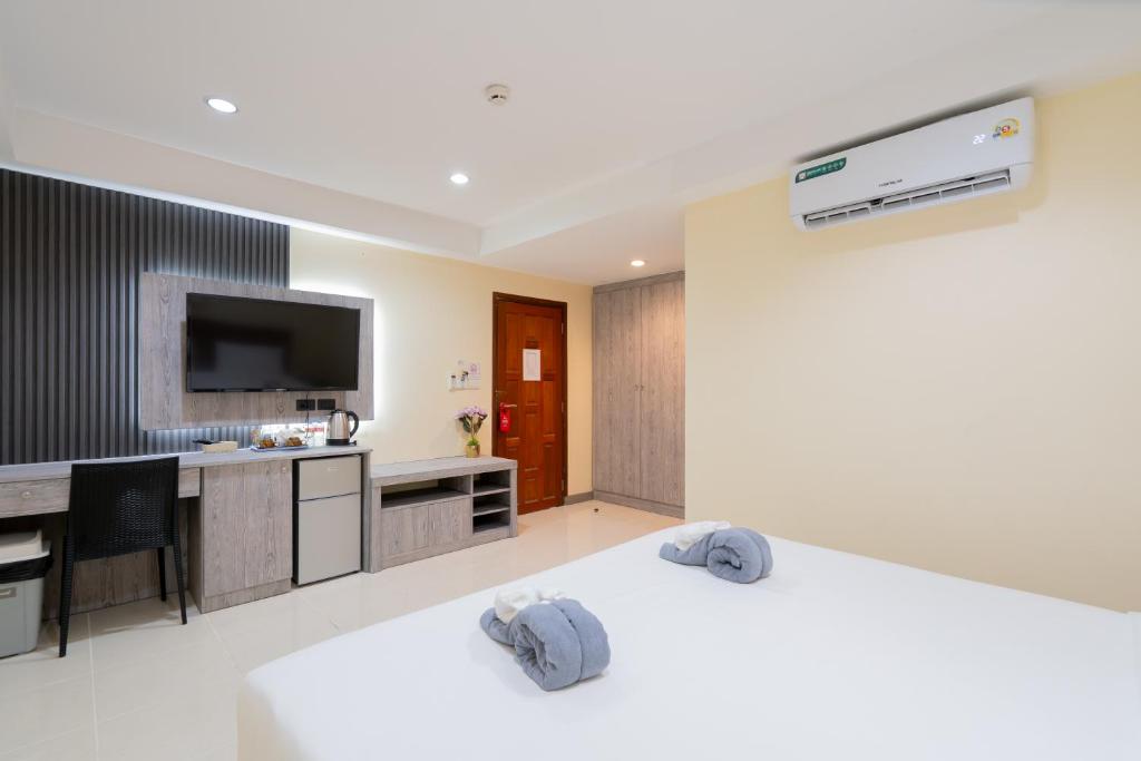 Postel nebo postele na pokoji v ubytování Square One Hotel Patong