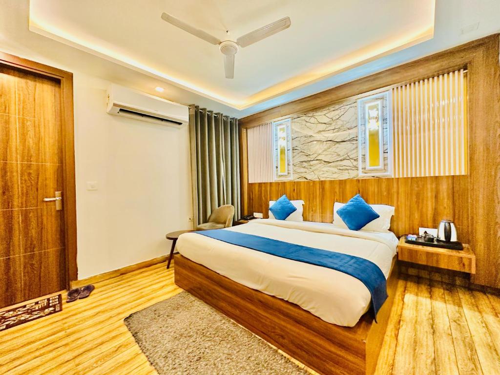 Postel nebo postele na pokoji v ubytování Hotel EL DE Olive Aero Suites Near IGI Airport