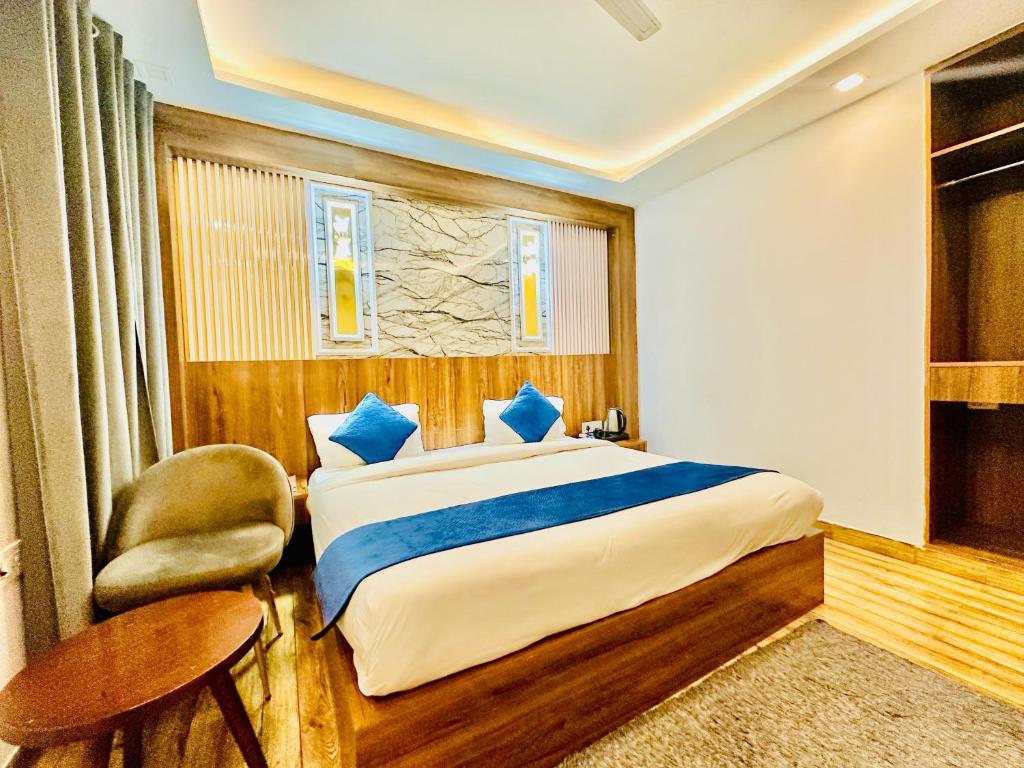 Postel nebo postele na pokoji v ubytování Hotel EL DE Olive Aero Suites Near IGI Airport