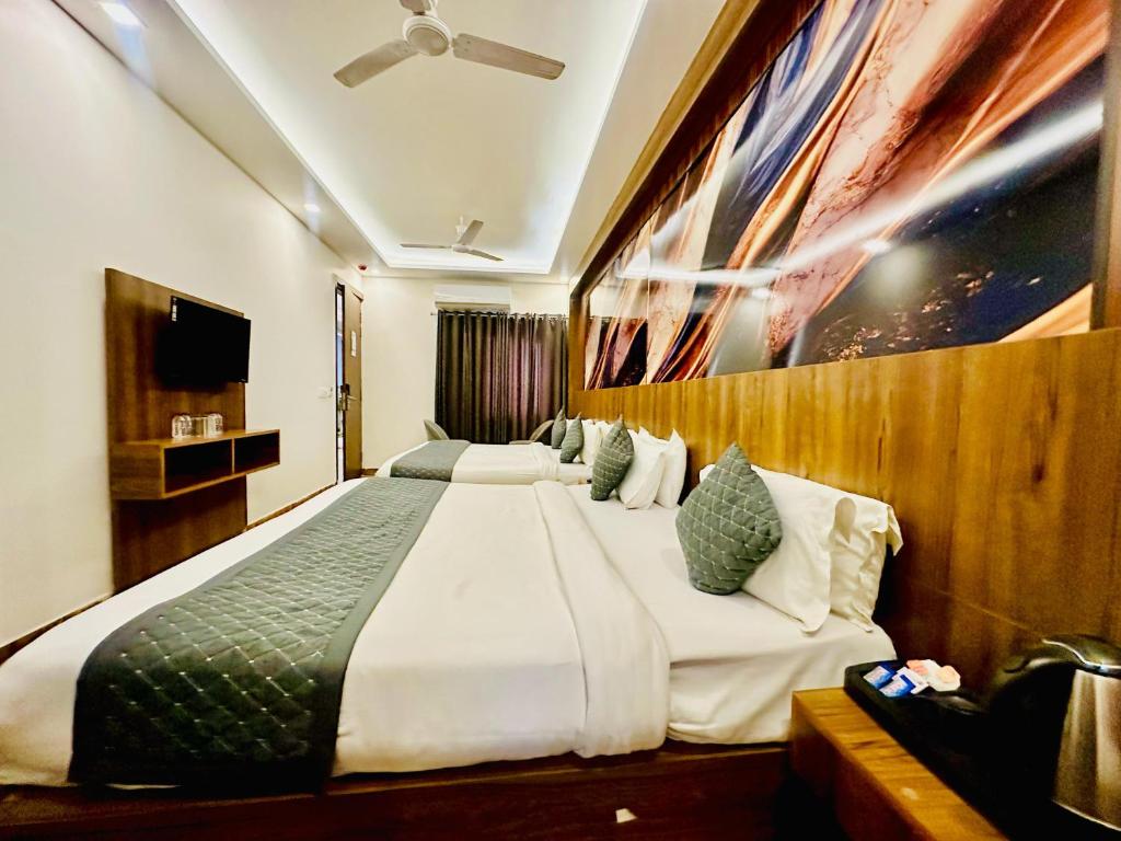 Postel nebo postele na pokoji v ubytování Hotel EL DE Olive Aero Suites Near IGI Airport