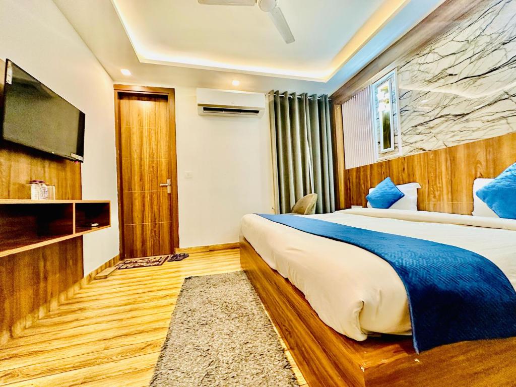 TV a/nebo společenská místnost v ubytování Hotel EL DE Olive Aero Suites Near IGI Airport