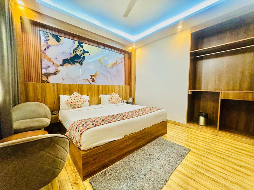 Postel nebo postele na pokoji v ubytování Hotel EL DE Olive Aero Suites Near IGI Airport