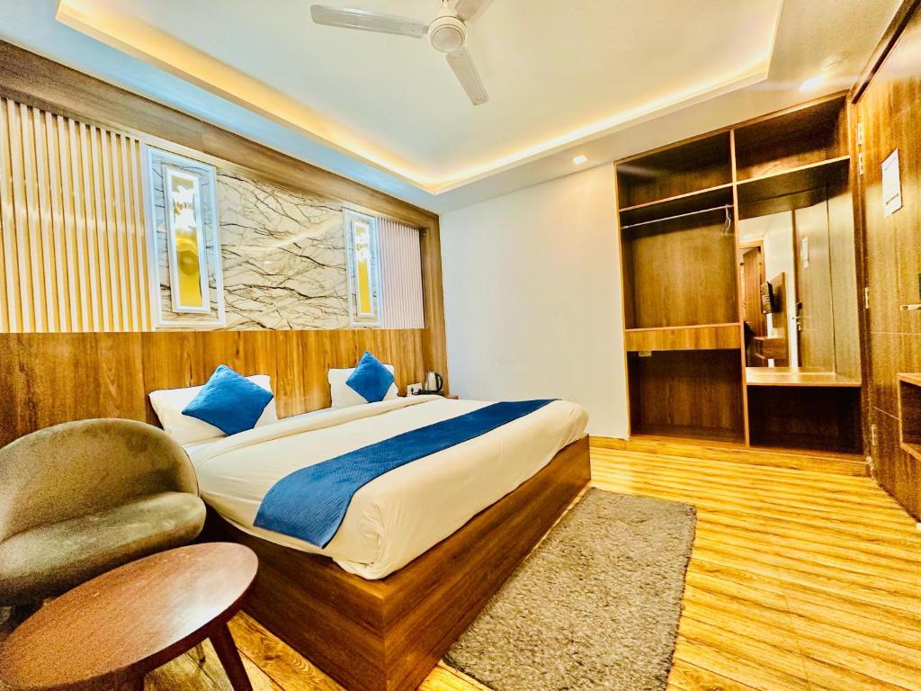 Postel nebo postele na pokoji v ubytování Hotel EL DE Olive Aero Suites Near IGI Airport