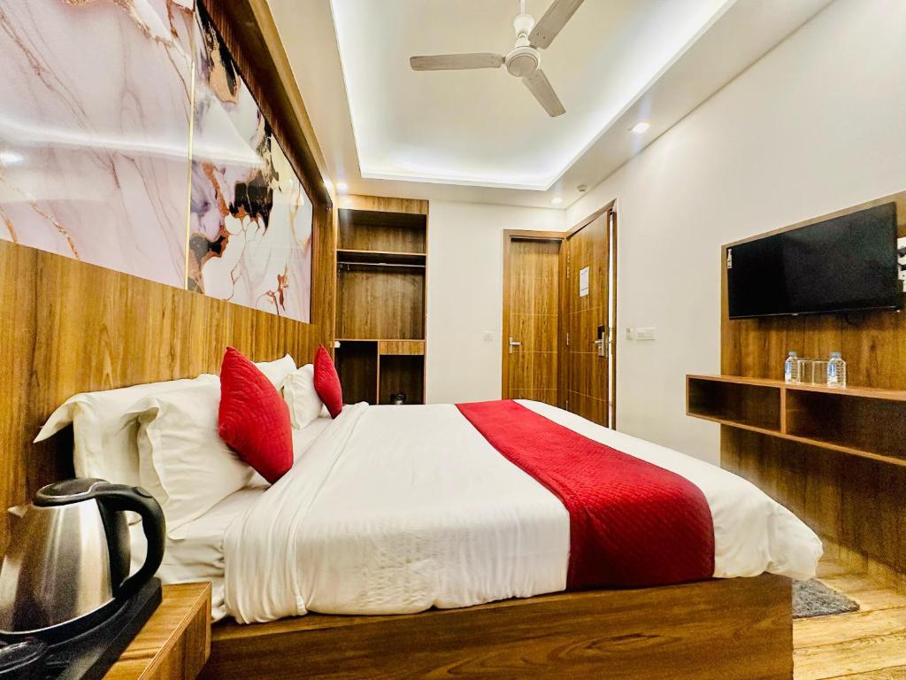 Postel nebo postele na pokoji v ubytování Hotel EL DE Olive Aero Suites Near IGI Airport
