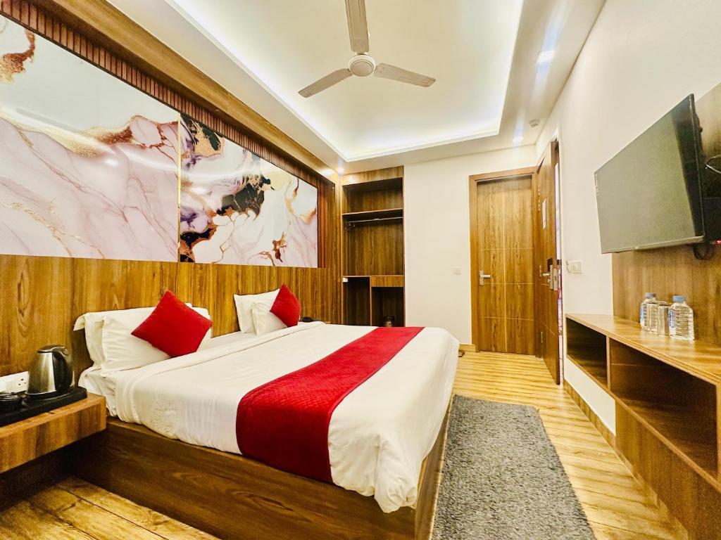 TV a/nebo společenská místnost v ubytování Hotel EL DE Olive Aero Suites Near IGI Airport