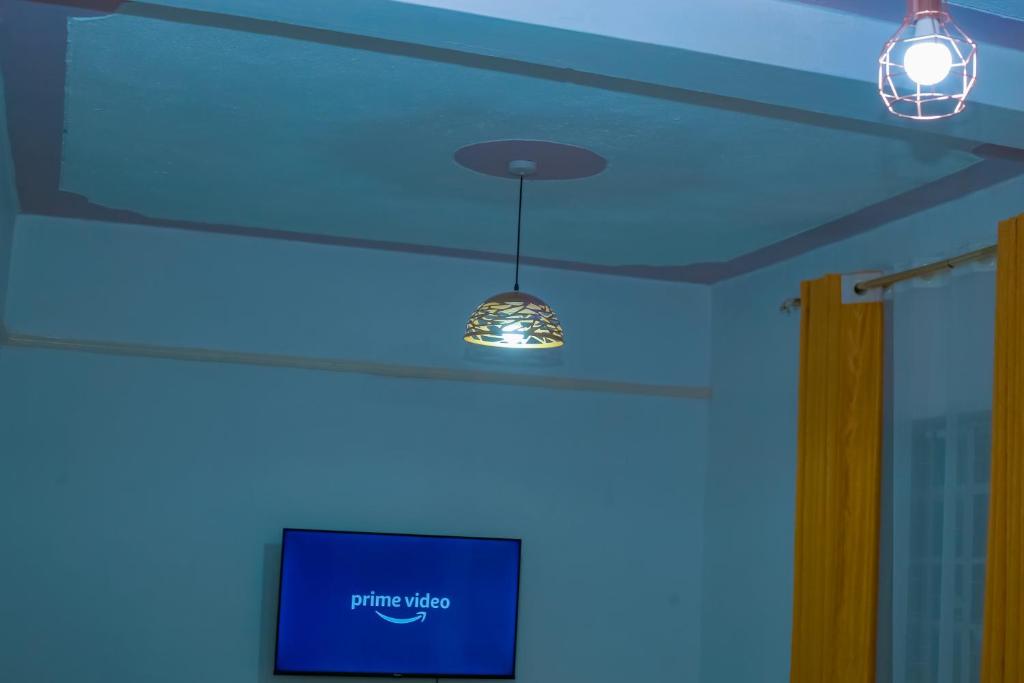 TV a/nebo společenská místnost v ubytování Cosy 1 bedrooms, Hells Gate Moi South Lake Naivasha