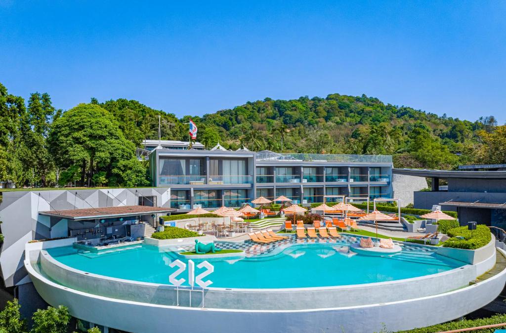 Bazén v ubytování The SIS Kata Resort - Adult Only nebo v jeho okolí