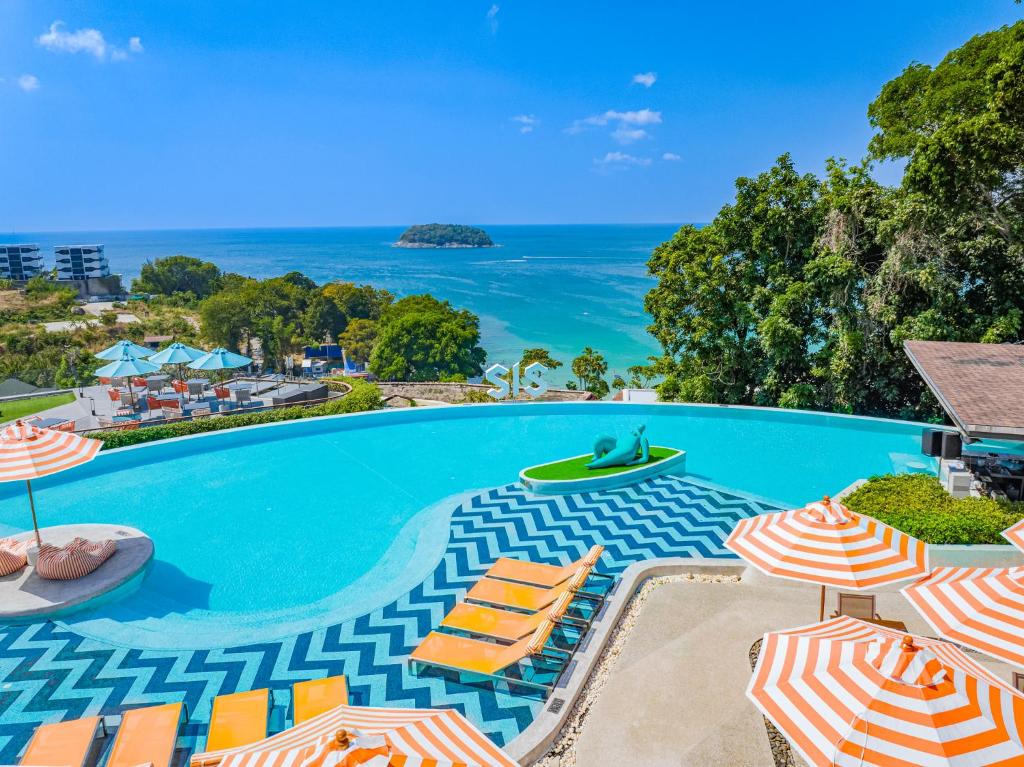 Bazén v ubytování The SIS Kata Resort - Adult Only nebo v jeho okolí