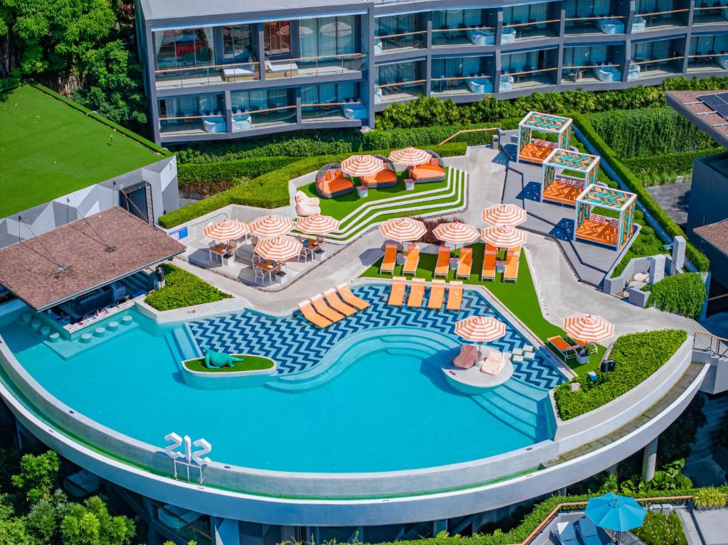 Bazén v ubytování The SIS Kata Resort - Adult Only nebo v jeho okolí
