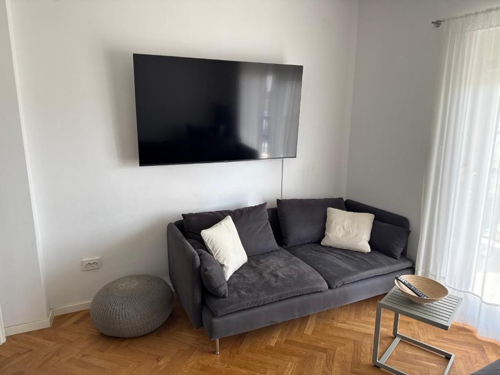 Televízia a/alebo spoločenská miestnosť v ubytovaní Apartments Madzari - Ciovo - Pool