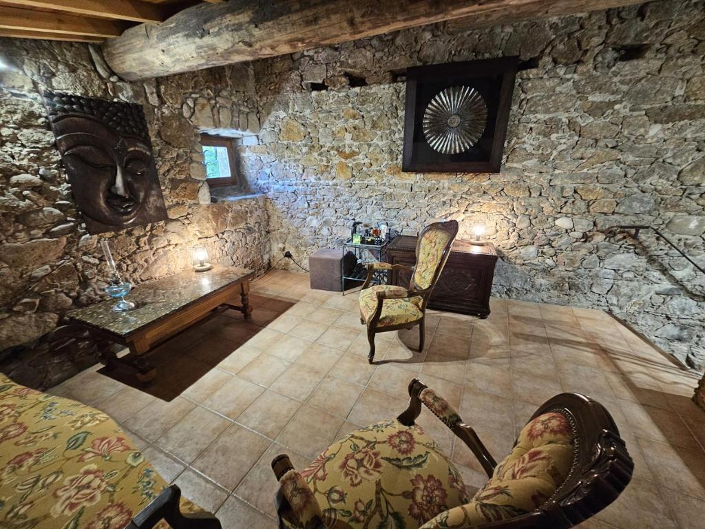 Posezení v ubytování Le Moulin du Temps -chambres et lounge bar au bord de la rivière