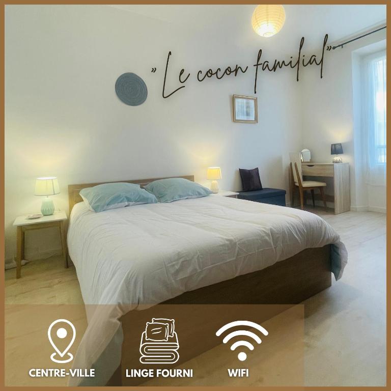 - une chambre avec un lit et un panneau Wi-Fi sur le mur dans l'établissement Le cocon familial, à Digne-Les-Bains