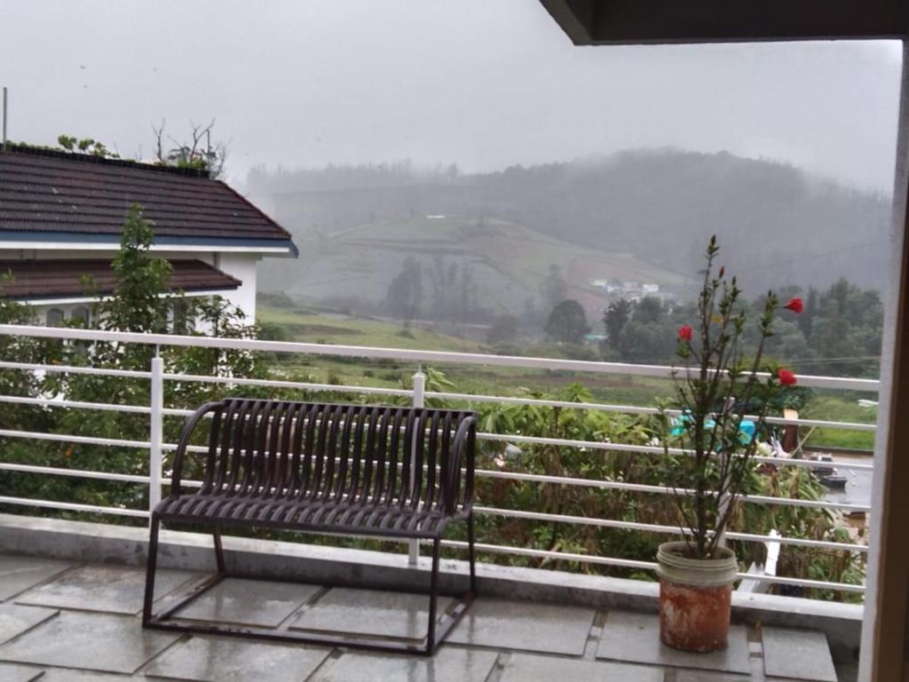 ウーティにあるLittle heavenの眺めの良いバルコニー(ベンチ付)