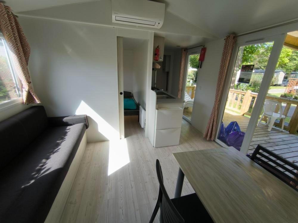 un salon avec un canapé et une table dans l'établissement Mobil home, à Gastes