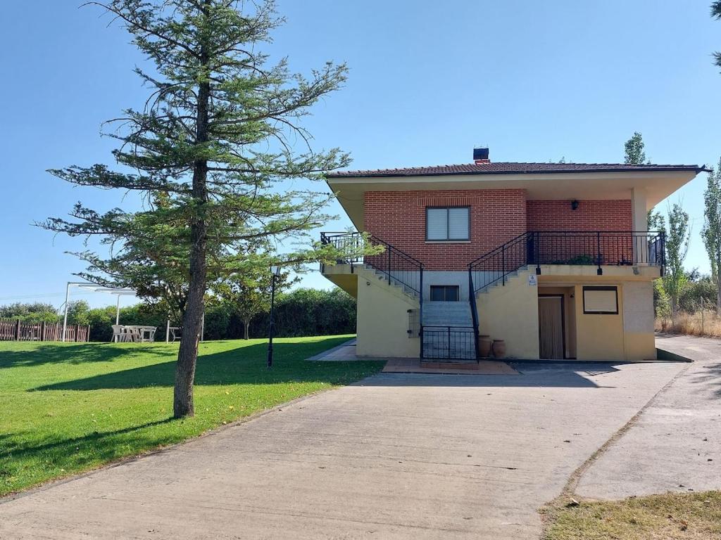 une maison avec un arbre devant dans l'établissement Finca La Barrosa, à Zamora