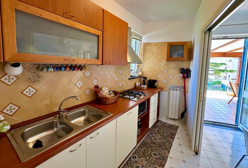 Kuchyň nebo kuchyňský kout v ubytování Villa Teresa con piscina costiera amalfitana