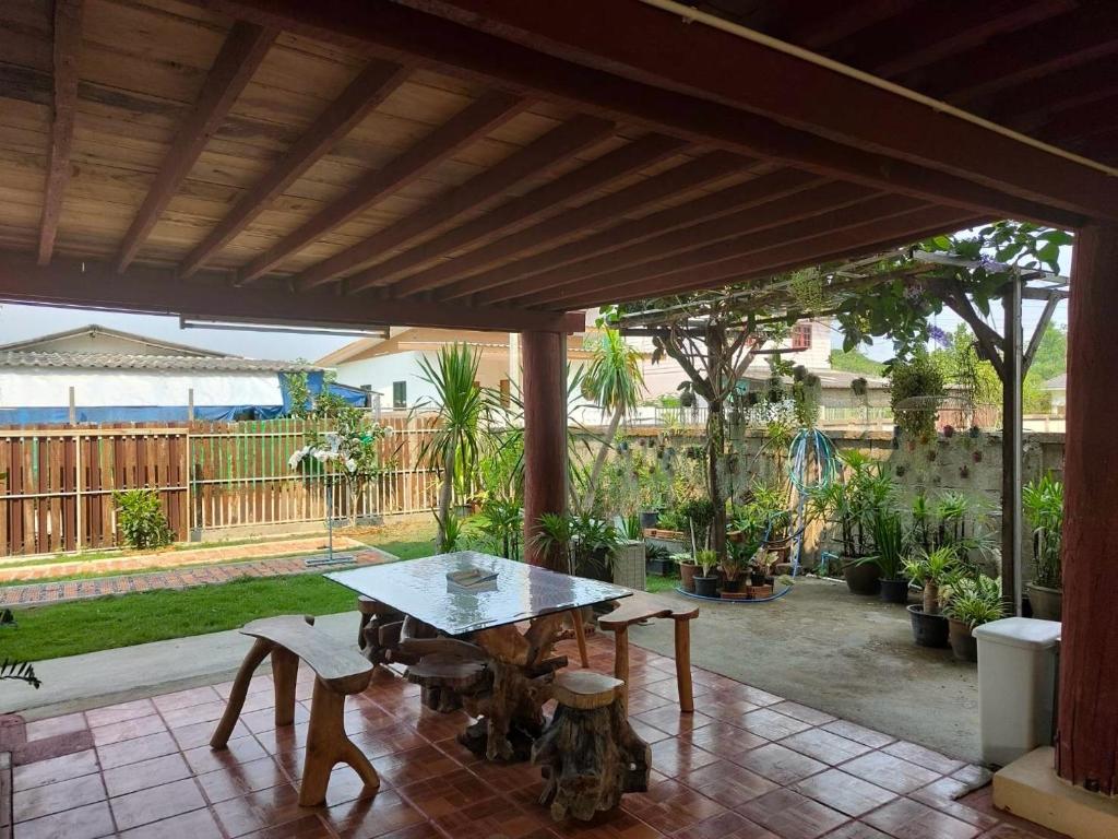 Zahrada ubytování Baan Rom Yen Lamphun