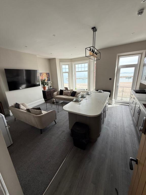 Gallery image of Stunning Sea View Apartment With Balcony & Parking in Rhôs-on-Sea