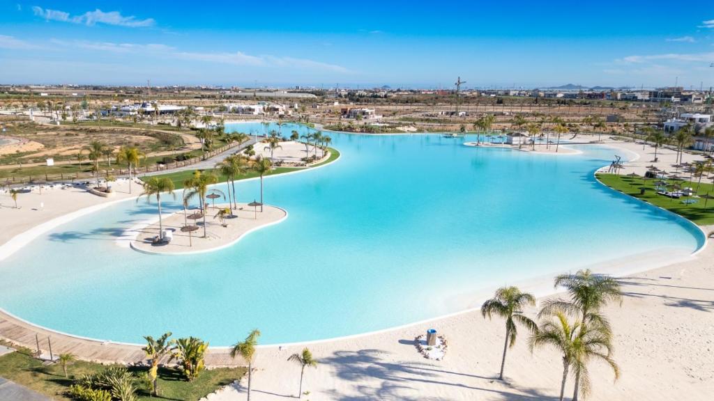 an aerial view of the pool at the resort at Santa Rosalía Lake & Life Resort Penthouse in Torre-Pacheco