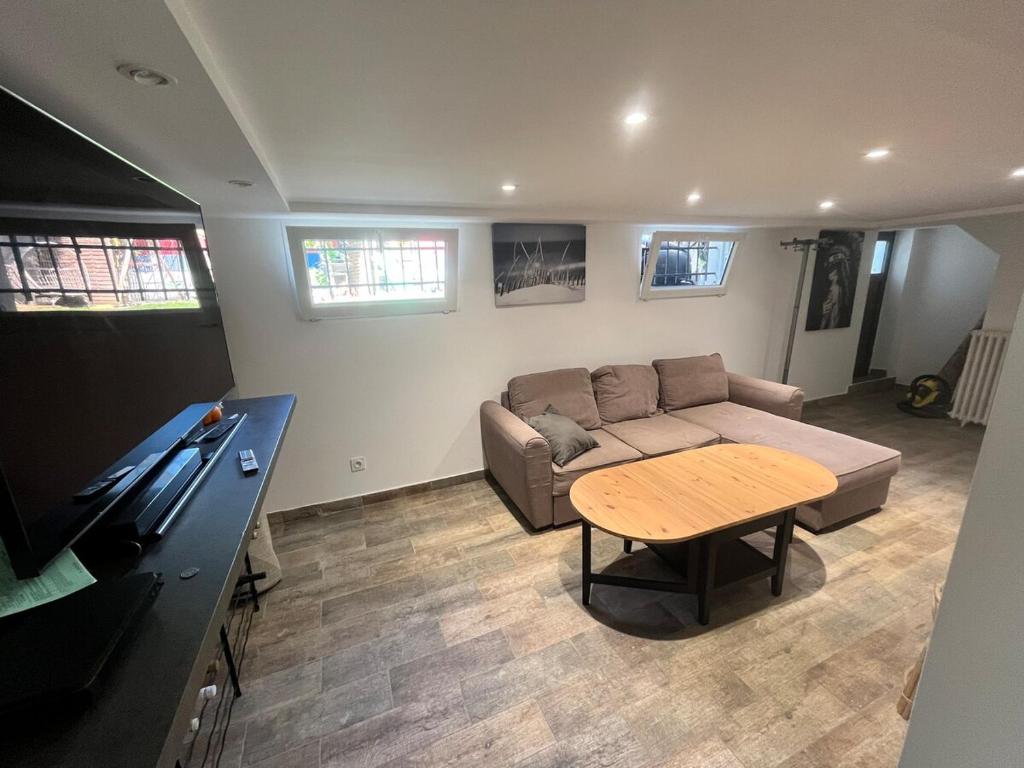 un salon avec un canapé et une table dans l'établissement Quiet house, à Aulnay-sous-Bois