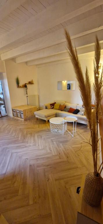 un salon avec un canapé et une table dans l'établissement Maison de ville en pierre - 6 couchages, à Villeuneuve-de-Berg