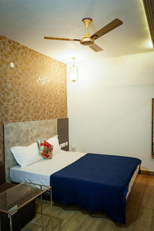 Postel nebo postele na pokoji v ubytování Hotel AlpineglO Yercaud