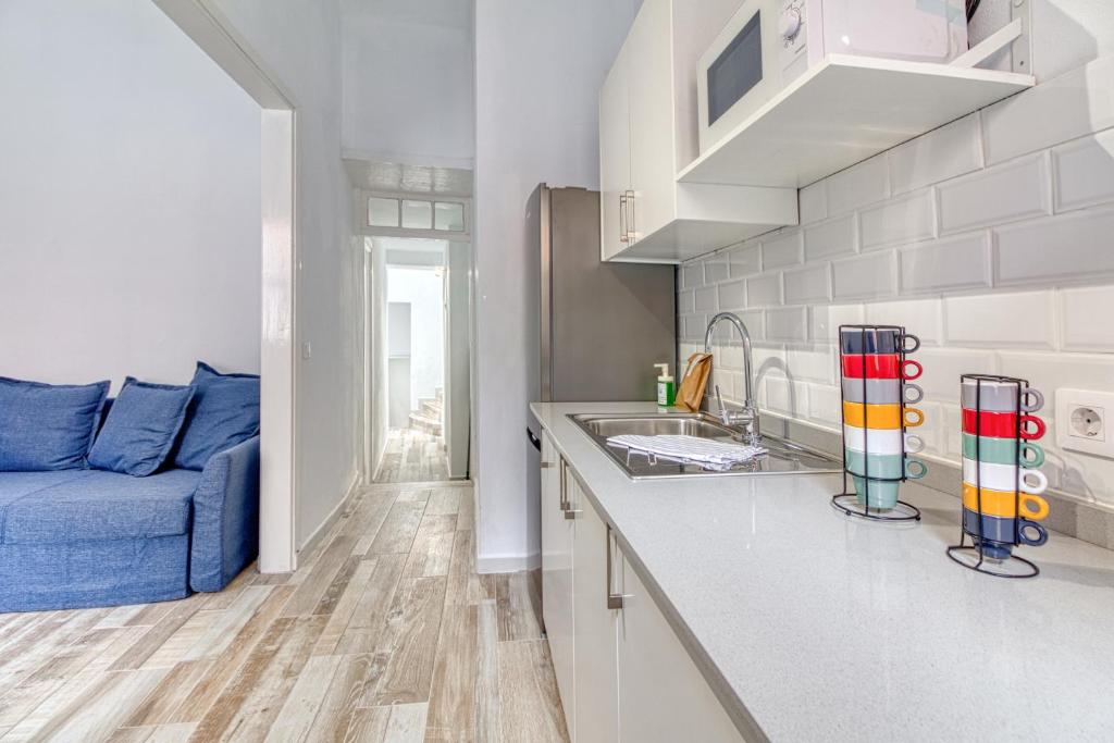 - une cuisine avec un canapé bleu dans une chambre dans l'établissement Joros 1- Estupendo apartamento a 5 min a pie de la playa, à Santa Cruz de la Palma