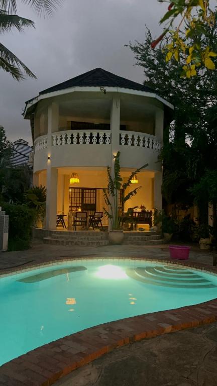 Bazén v ubytování Diani Hideaway Beach Villa, private pool, air conditioning and WiFi nebo v jeho okolí