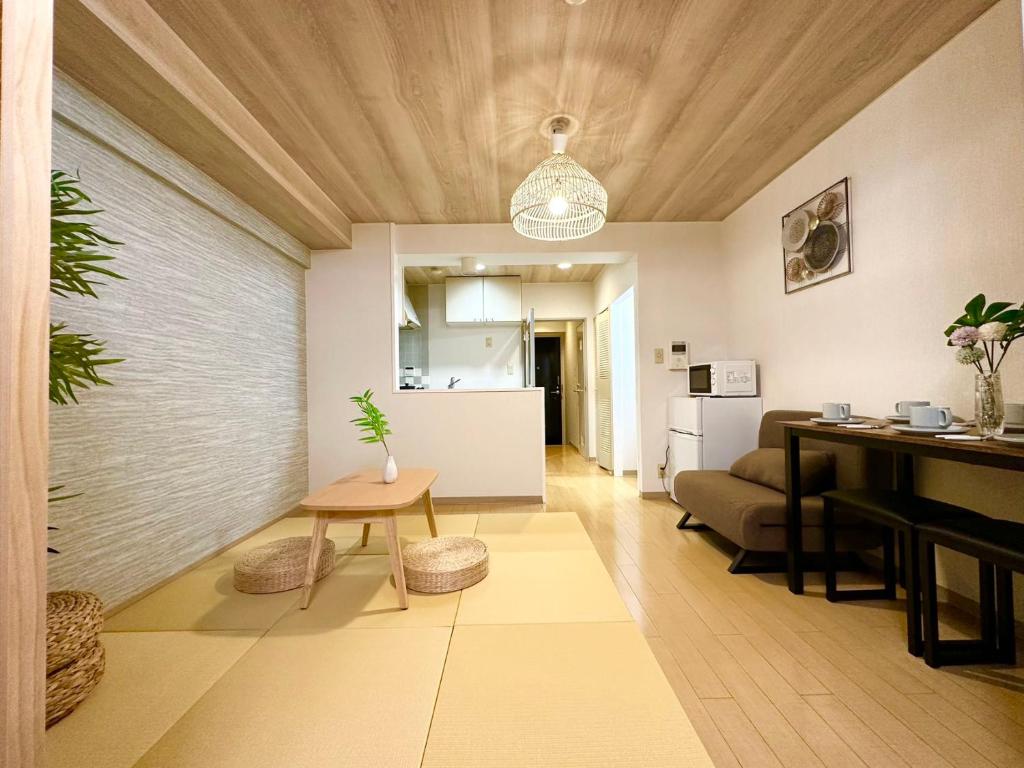 a living room with a table and a kitchen at d402涉谷区域 乘电车4分钟到达新宿 巴士直达涉谷步行到西新宿五丁目8分钟 max6 in Tokyo