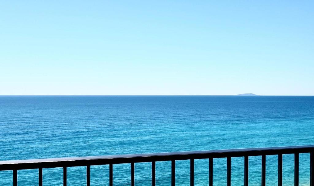 une vue sur l'océan depuis un balcon dans l'établissement VUE MER EXCEPTIONNELLE !! Studio calme et lumineux sur la prestigieuse route des Sanguinaires à Ajaccio, à Ajaccio