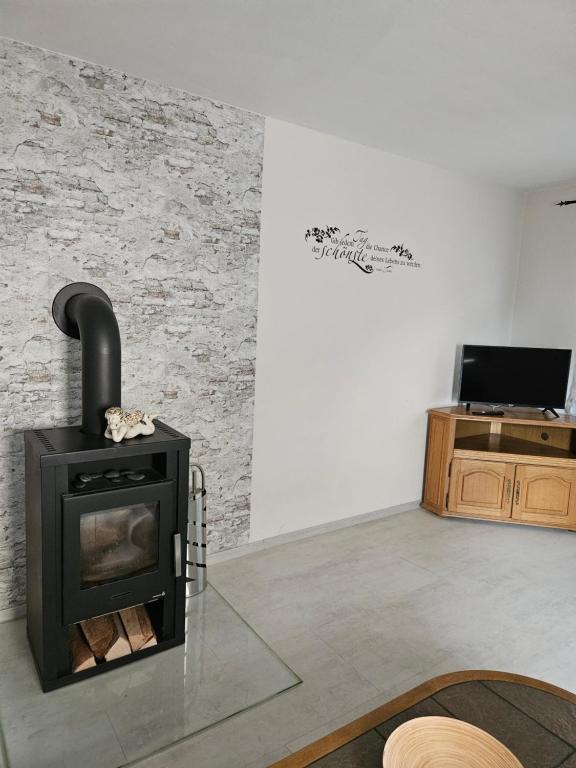 a wood stove in a room with a desk at Ferienwohnung Antes in Heppenheim an der Bergstrasse