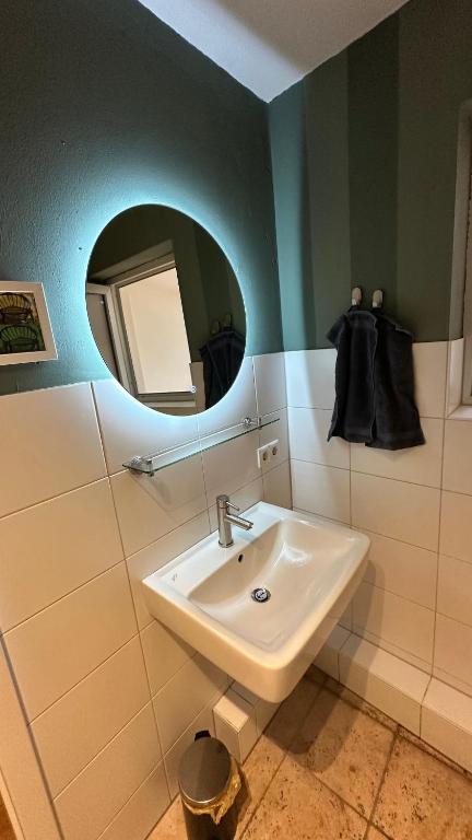 a bathroom with a sink and a mirror at Nahe Innenstadt U-Bahn Alster in Hamburg