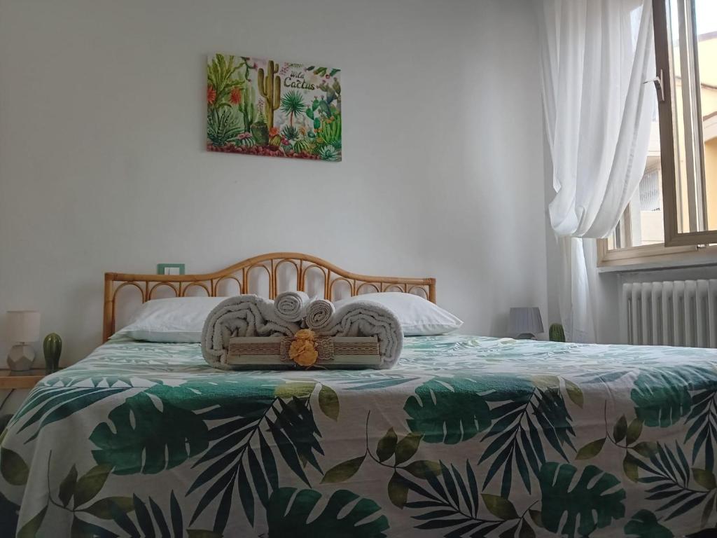 sypialnia z łóżkiem z narzutą w kwiaty w obiekcie Florinda B&B Viareggio w Viareggio