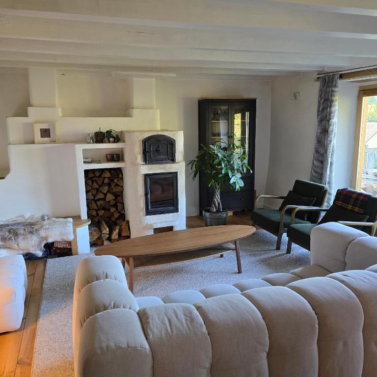 un salon avec un canapé et une table dans l'établissement Nid Panoramique, à Massat