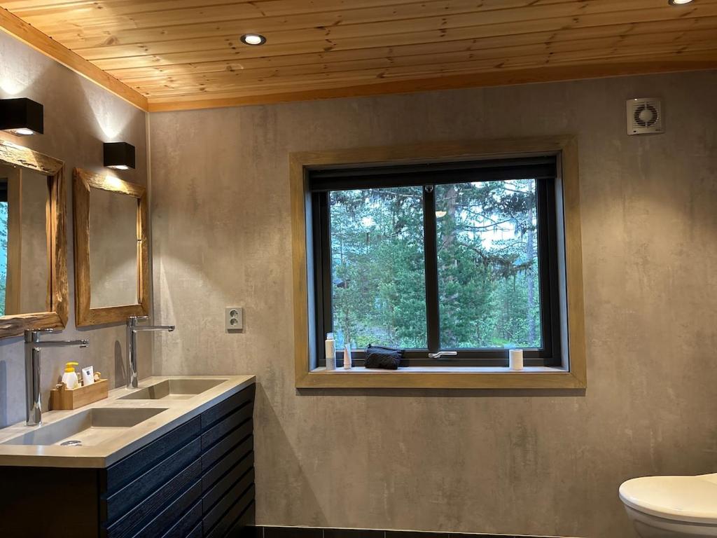 Ένα μπάνιο στο Large and family friendly cabin near Langedrag