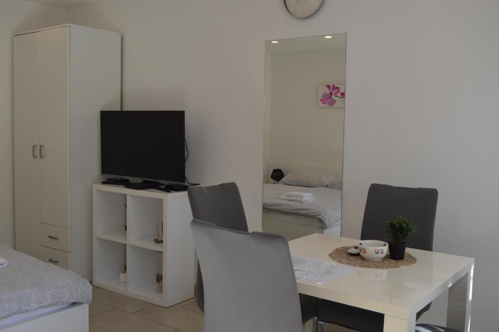 TV a/nebo společenská místnost v ubytování Apartments Lea
