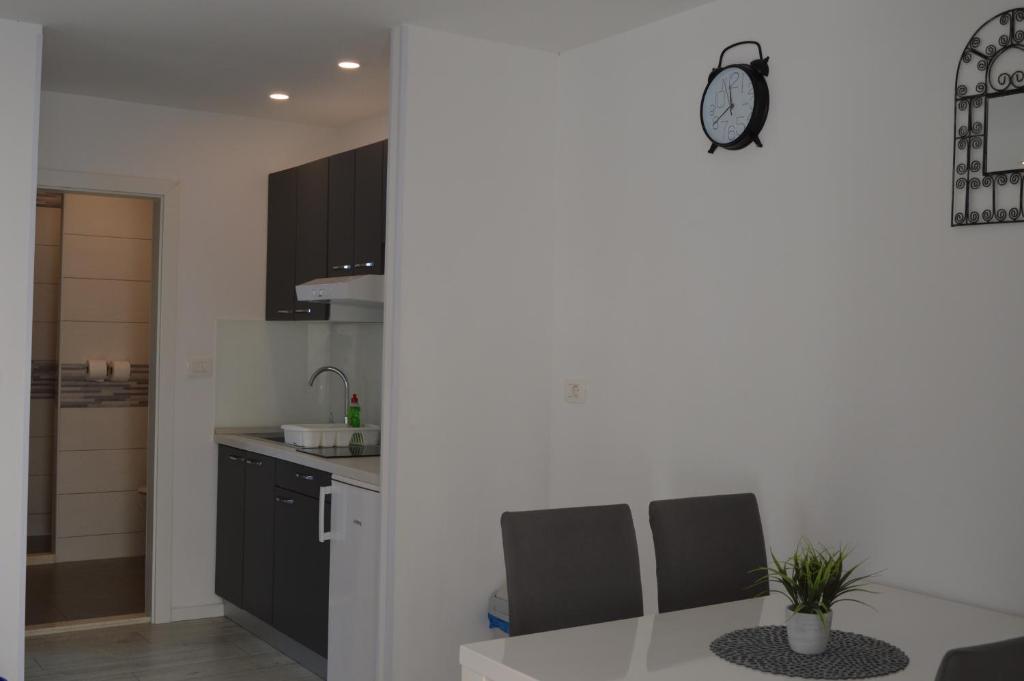 Kuchyň nebo kuchyňský kout v ubytování Apartments Lea