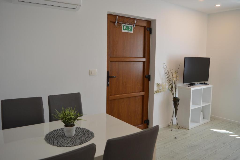TV a/nebo společenská místnost v ubytování Apartments Lea