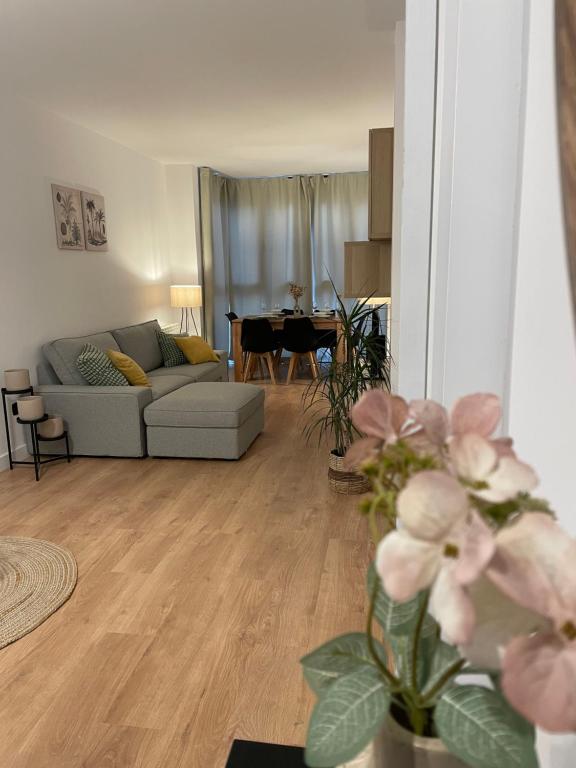 ein Wohnzimmer mit Couch und Tisch in der Unterkunft Joaquín Potel in Caldas de Reis