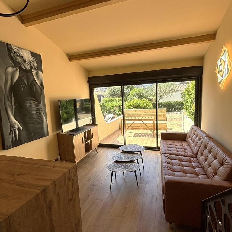 un salon avec un canapé et une table dans l'établissement Villa MADERA HV57 Luxe 4 personnes, au Cap d'Agde