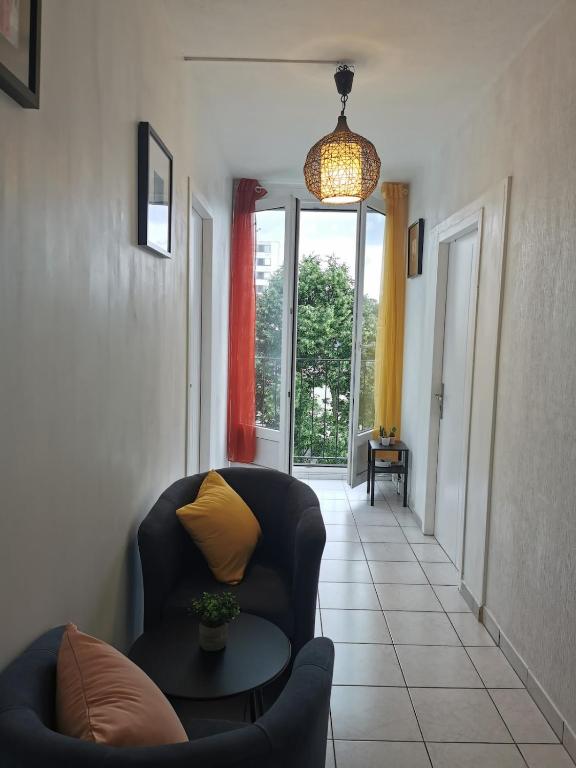 un salon avec un canapé et une table dans l'établissement Appartement avec 3 chambres Nantes, Pont du cens, à Orvault