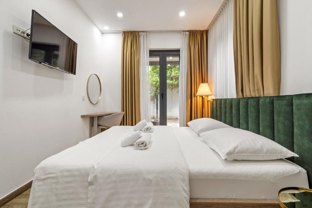 Łóżko lub łóżka w pokoju w obiekcie Hotel National