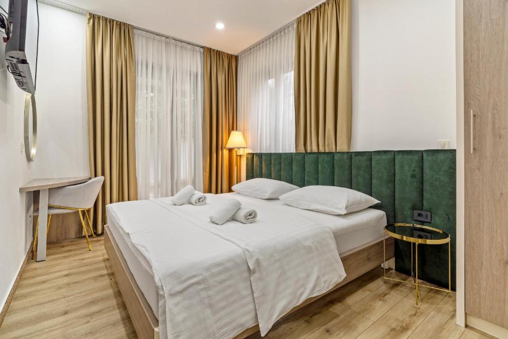 Łóżko lub łóżka w pokoju w obiekcie Hotel National