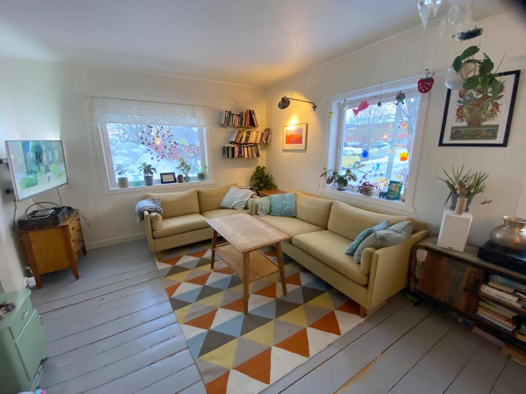 a living room with a couch and a table at Hus i Kabelvåg sentrum in Kabelvåg