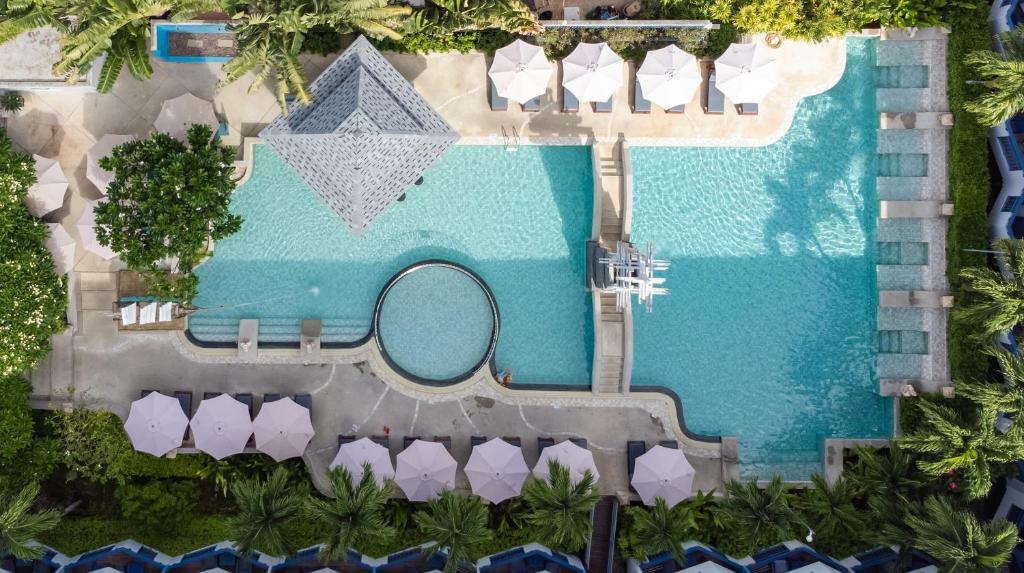 Bazén v ubytování Phuket Island View Resort - SHA Extra Plus nebo v jeho okolí