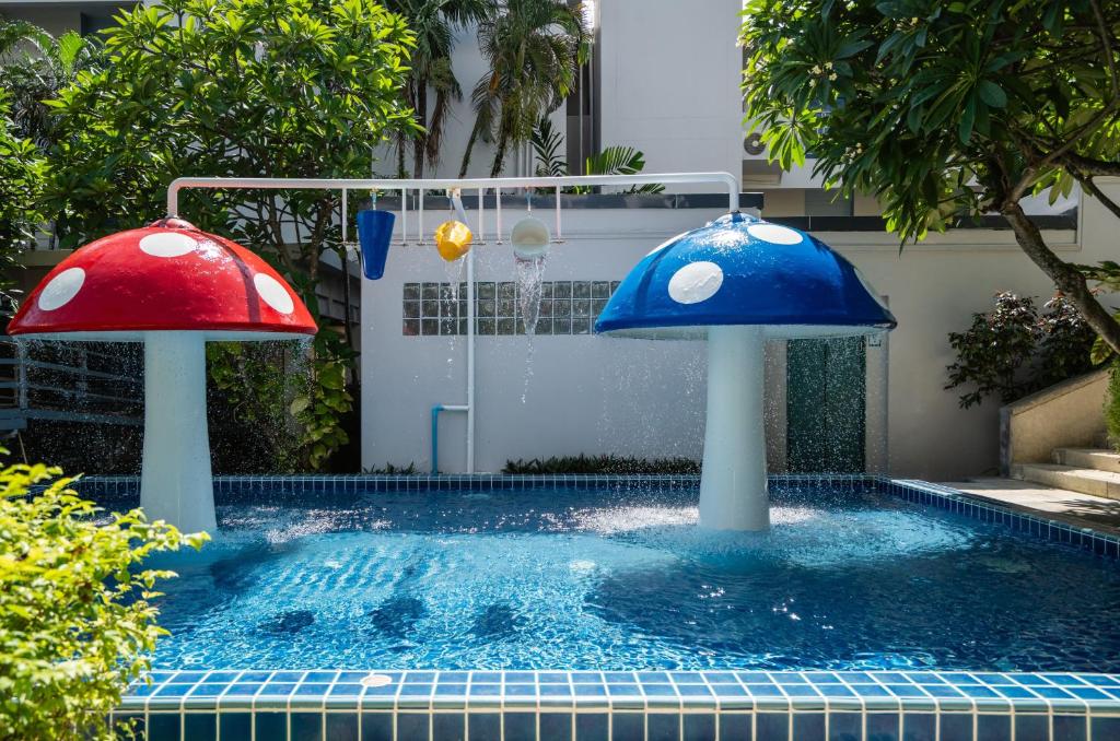 Bazén v ubytování Phuket Island View Resort - SHA Extra Plus nebo v jeho okolí