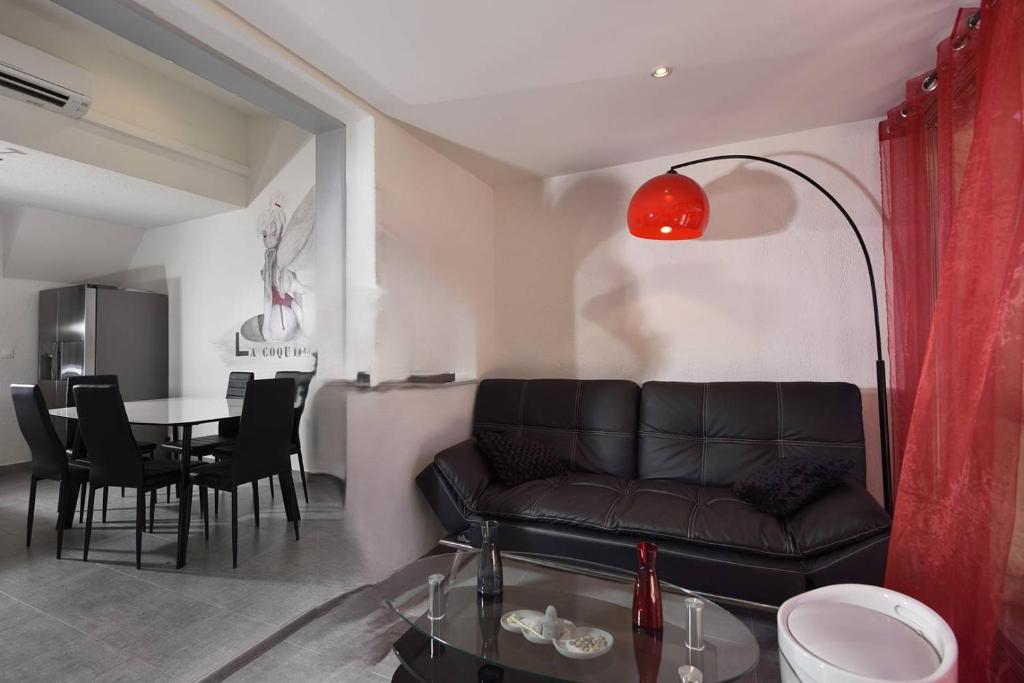 un salon avec un canapé et une table dans l'établissement Villa LA COQUINE Héliovillage 20 Luxe - 4 personnes, au Cap d'Agde