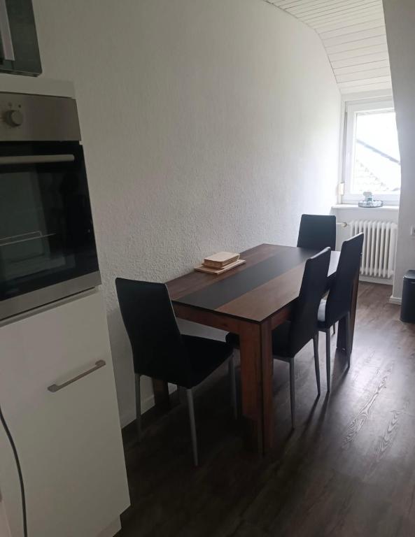 a dining room table and chairs in a room at Ferienwohnung Herzberg in Loxstedt