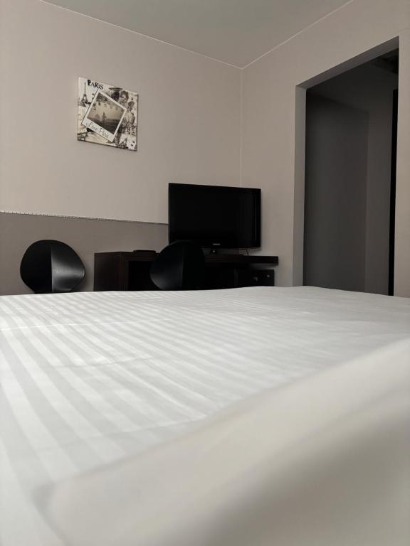 TV a/nebo společenská místnost v ubytování Hotel La Louve