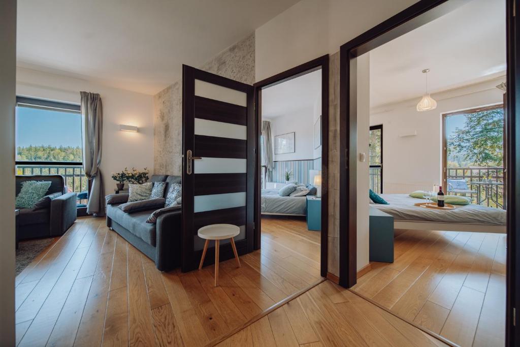 Posteľ alebo postele v izbe v ubytovaní Panorama Gór - Centrum Miasta, Apartament z widokiem na Szrenicę